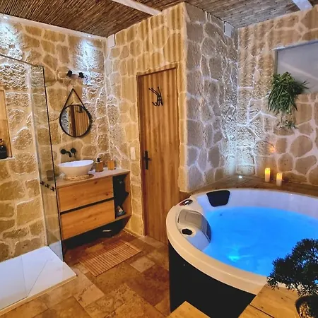 Les Spas De La Mer, & Spa, Room, Plein Coeur Du Grau アパート